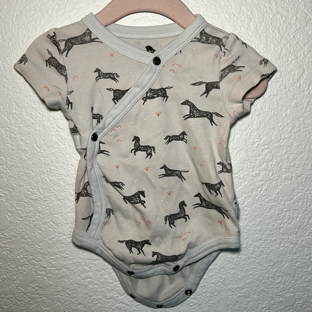 Finn + Emma Short Sleeve Side Wrap Bodysuit Horse Pattern Tan Sz 3-6M